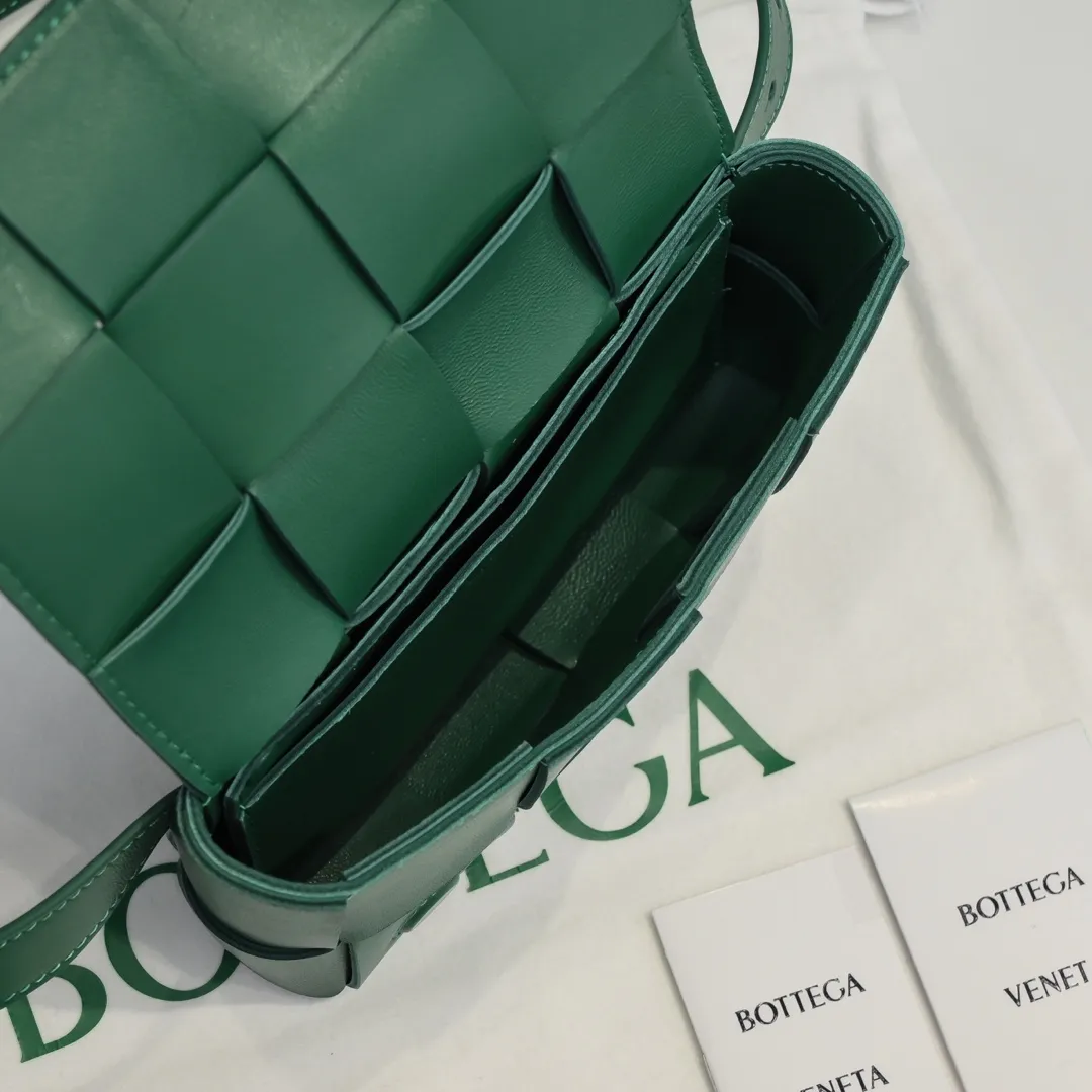 #𝐓𝐇𝐄 𝐁𝐄𝐋𝐓 𝐂𝐀𝐒𝐒𝐄𝐓𝐓𝐄 Checkered waist bag🔻 The hot cassette has a new style. The lambskin material is very light and has the same high-grade touch as always. It can be used as a handbag, waist bag, crossbody, or shoulder bag. Small and exquisite but very easy to use, it is stress-free to install iPhone plus, 💄lipstick 🕶️sunglasses! It continues the square shape of the cassette bag and does not deform after loading. It has a very concave shape! 【6815#】 Size: 17.5*9.5*5cm